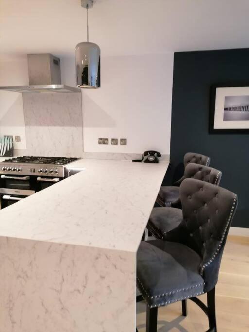 New Town House With *Free Allocated Parking* Brighton Exterior photo
