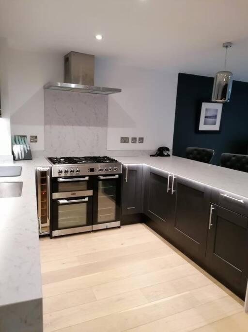 New Town House With *Free Allocated Parking* Brighton Exterior photo