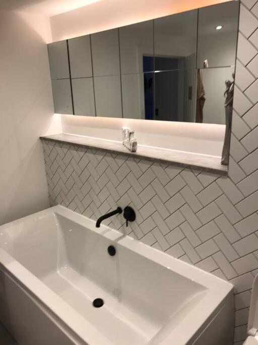 New Town House With *Free Allocated Parking* Brighton Exterior photo